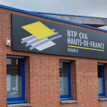 Façade avec large caisson enseigne personnalisé