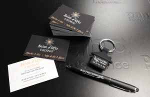 Photo d'un set d'éléments personnalisés : stylo, porte-clés, cartes de visite