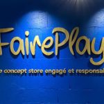 Photo d'une signalétique intérieure avec lettres en bois